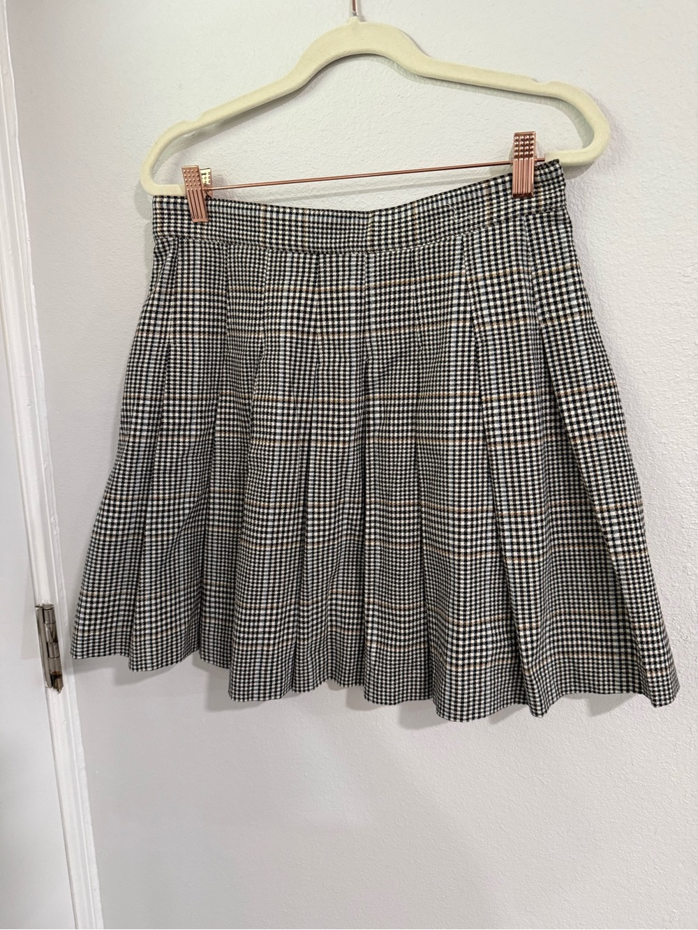 Black & White Pleated Mini Skirt Size 4 side zip and two side pockets